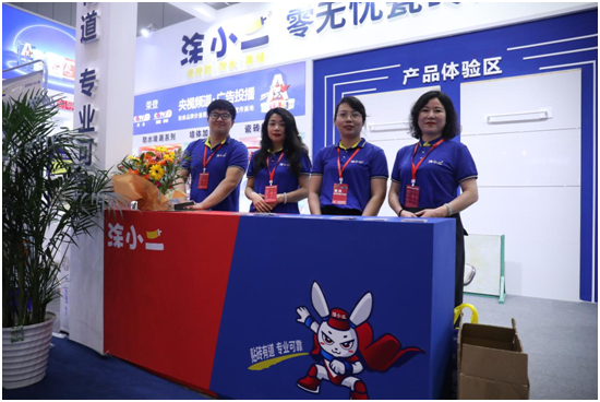 涂小二閃耀佛山陶瓷展，創(chuàng)新力量引領(lǐng)瓷磚鋪貼新風(fēng)尚