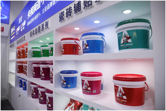 涂小二閃耀佛山陶瓷展，創(chuàng)新力量引領(lǐng)瓷磚鋪貼新風(fēng)尚